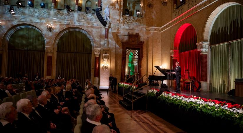 Ellepték a magyar hírességek a Vigadót – ők kapták a legrangosabb kitüntetéseket