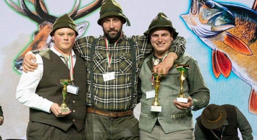 A pvc bekötőcsőnek is bedőlnek a szarvasbikák  videó