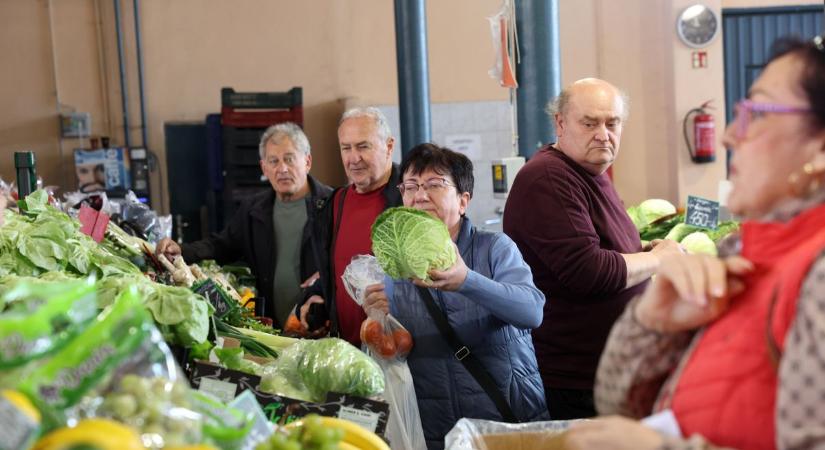 Tavaszi zsongás a zöldségeseknél: elkezdte elfoglalni a standokat a medvehagyma a Nagypiacon