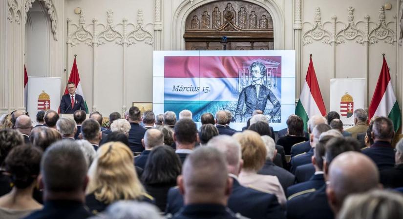 Több évtizedes szolgálatát ismerték el: rangos kitüntetést kapott egy Heves vármegyei rendőr