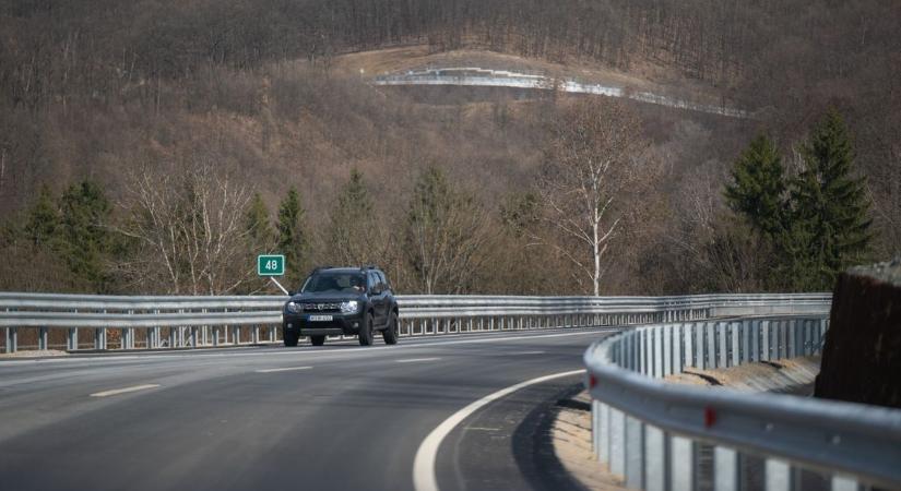 Már teljes szélességében használható a 25-ös főút felújított szakasza - képekkel