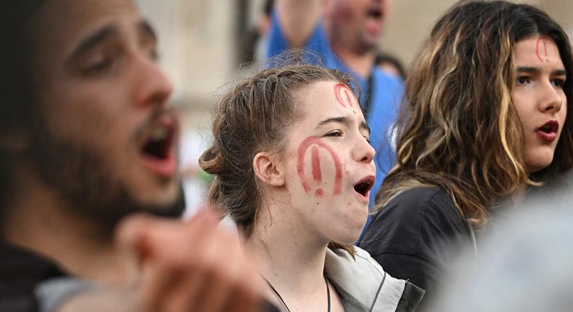 Mit tegyen a szülő, ha a kamasz gyereke tüntetésre készül? A szakértő válaszol