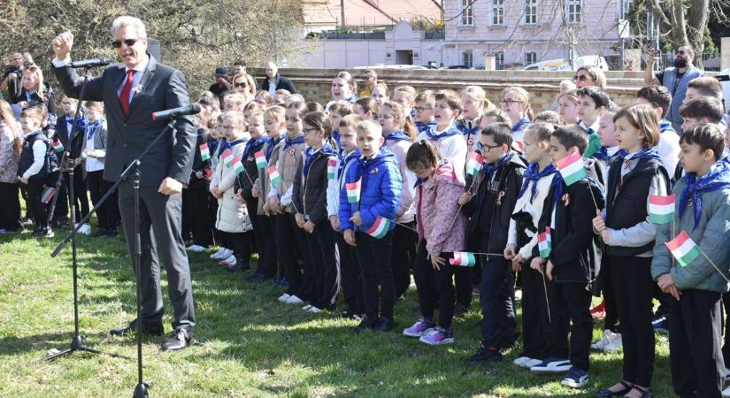 Több mint ezren szavalták közösen a Nemzeti dalt Pápán (fotók, videó)