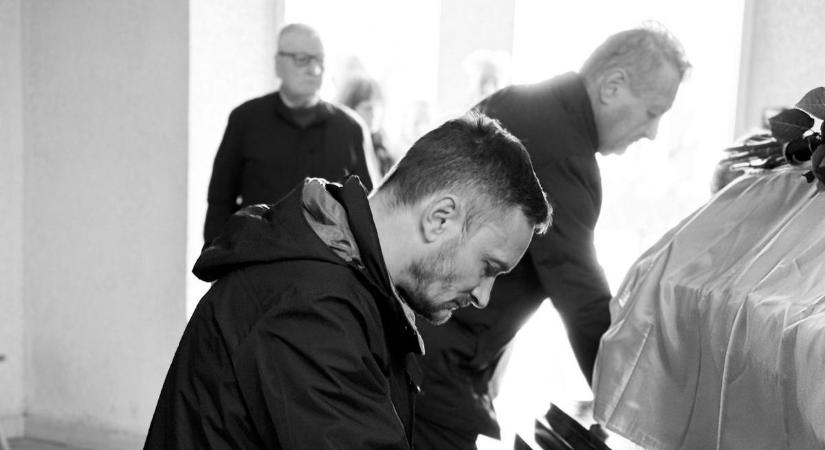 Megrázó pillanatok: térdre ereszkedve búcsúztatták a fronton elesett 32 éves férfit