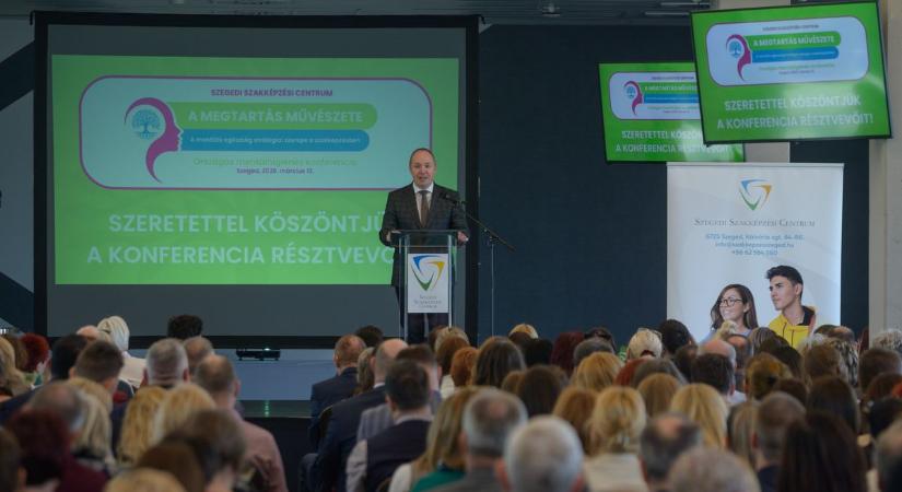 Egyre több a szorongó diák: fontos üzenetek hangzottak el a szegedi mentálhigiénés konferencián