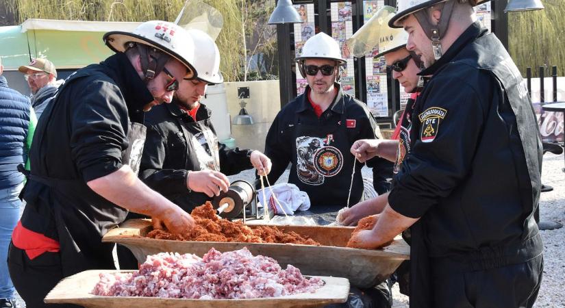 Elkészült a város kolbásza Jászberényben, tűzoltókat kellett hívni hozzá – galériával, videóval