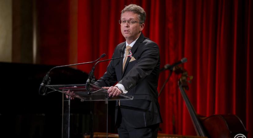 Számos orvos vehetett át állami kitüntetést Hankó Balázstól a Pesti Vigadóban