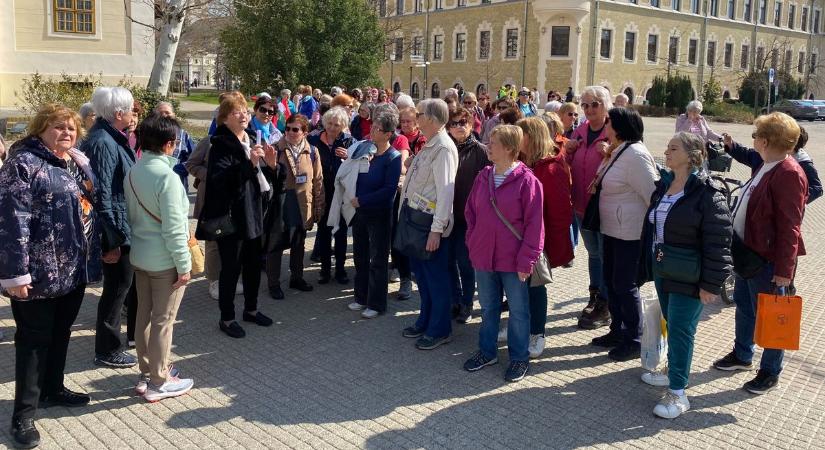 Több kilométeres emlékséta Kecskeméten: nyugdíjasok járták végig a forradalom emlékhelyeit – fotók, videó