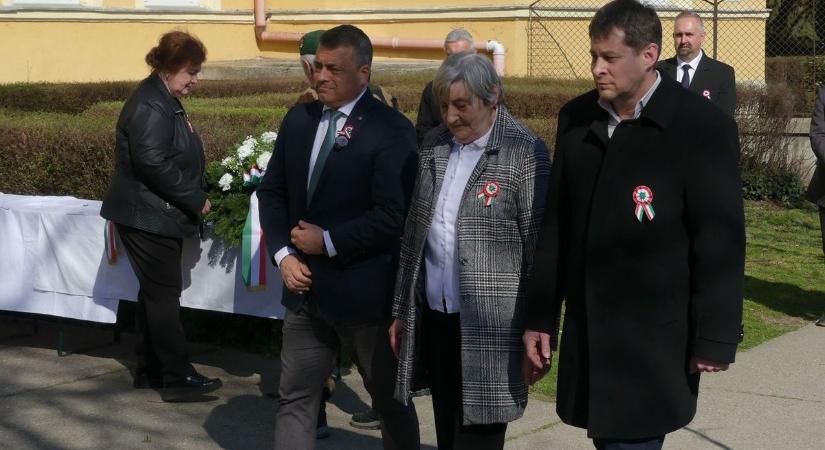 Koszorúk és ünnepi műsor: így emlékezett Bácsalmás a márciusi hősökre – fotók