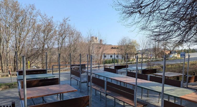 Ennek biztosan örülnek a motorosok, legendás, kedvelt helyük nyit ki újra a Bakonyban