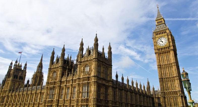Itt a vége: kirúgják a lordokat a brit parlamentből – 700 év után, végre