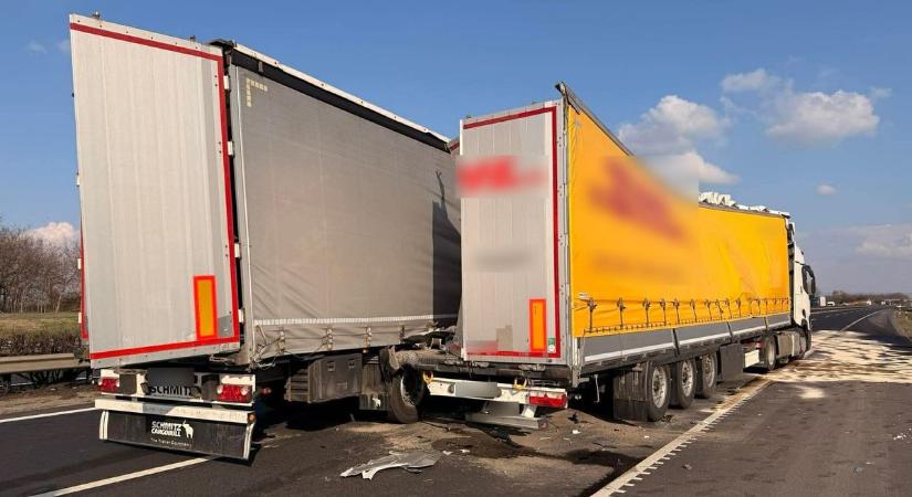 Két kamion rohant egymásba az M1-esen Kisigmándnál helyszíni fotók