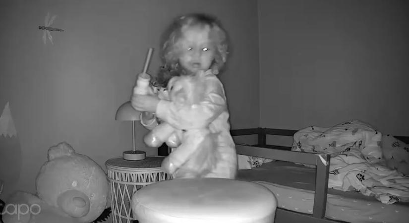 Éjszaka pakol össze a 2 éves kislány, hogy átmenjen a szüleihez: ami ezután történik, hatalmas siker