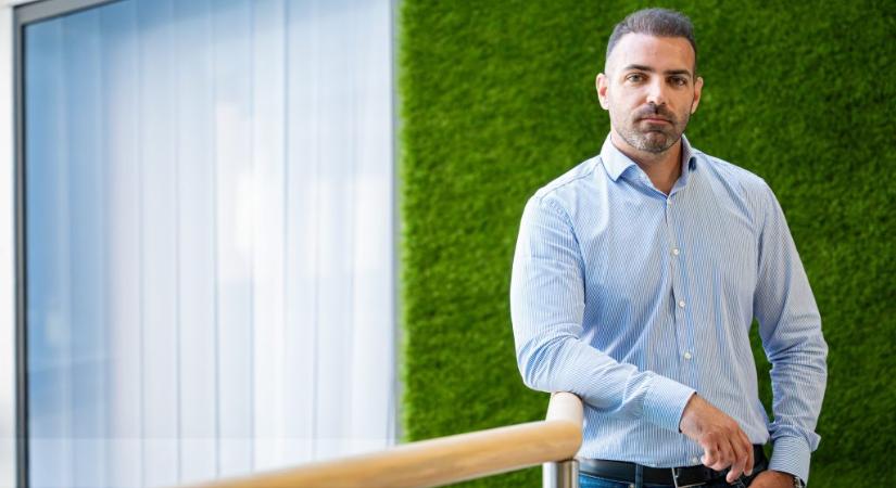 A Tisza Párt szerint valóban Tárkányi látható a DVSC-drukkerek között a Hetek által nyilvánosságra hozott képen, de nem karlendít