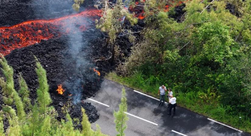 Lávafolyamok csaptak át az autóúton a trópusi turistaparadicsomban, és az óceánpart felé tartanak