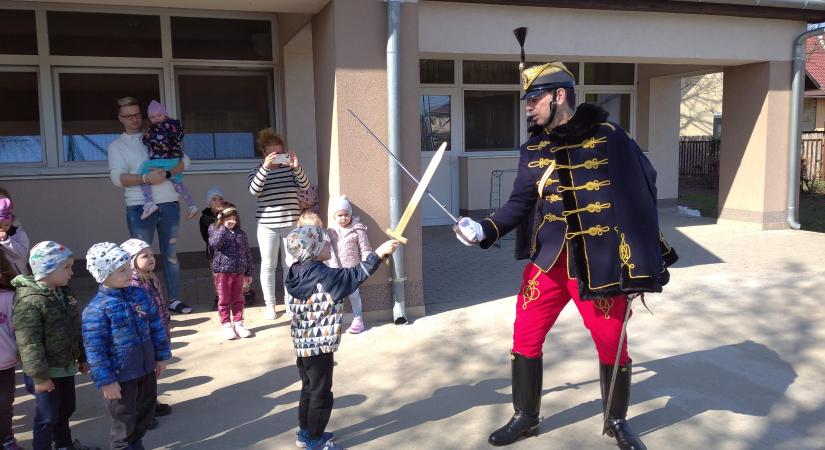 Táncház és huszárbemutató a Magvető Utcai Óvodában