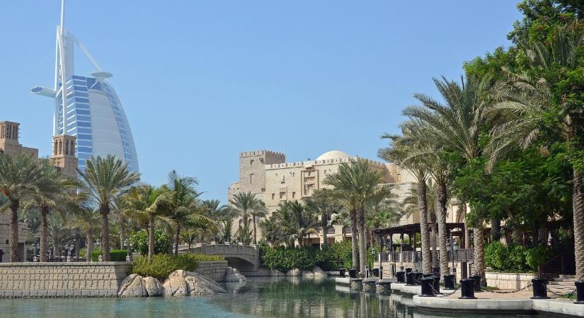 Újabb épületet találtak el Dubajban – videó