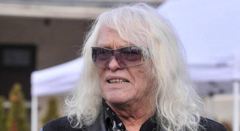 Kóbor János 18 éves lánya mellvillantós miniruhában: Léna helyes párjával pózolt