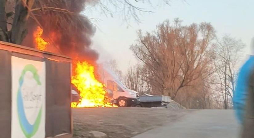 Kigyulladt két autó Debrecenben, teljes terjedelmében égtek a járművek - fotóval!