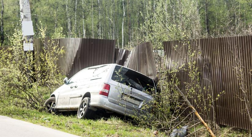 Veszélyes pillanatok Klárafalván: oldalával az árokba borult egy személyautó