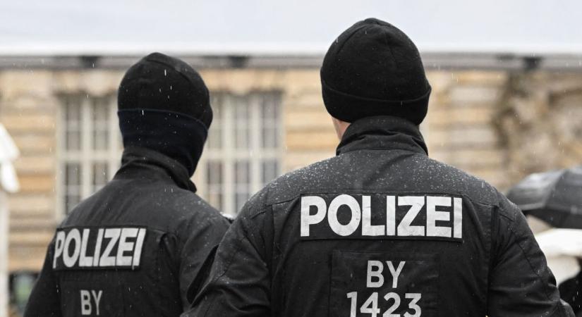 Szólásszabadság Németországban: újabb jobboldali politikusra törték rá az ajtót a rendőrök a véleménye miatt
