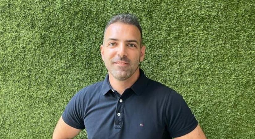 A Hit Gyülekezete lapja 20 éves fotóval támadja a Tisza Párt szóvivőjét – Tárkányi Zsolt szerint nem náci karlendítés látható a képen