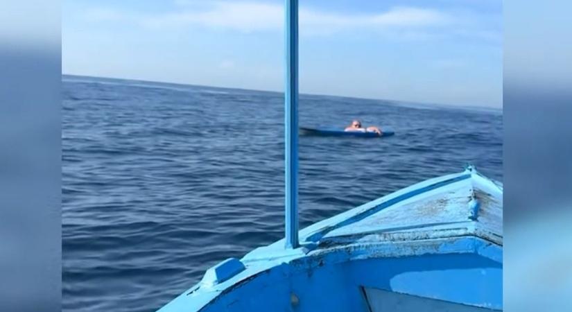 Döbbenetes! 20 órát sodródott a tengerben a turista – Videón a mentés pillanata!