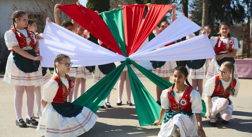 Szili Katalin: 1848 ma is korparancs, ki kell állnunk a béke, a biztonság és szuverenitás mellett (fotókkal, videóval)