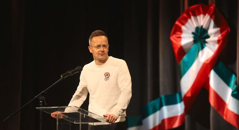 „Legyen béke és legyen szabadság” – Szijjártó Péter mondott ünnepi beszédet Mezőkövesden (képekkel)