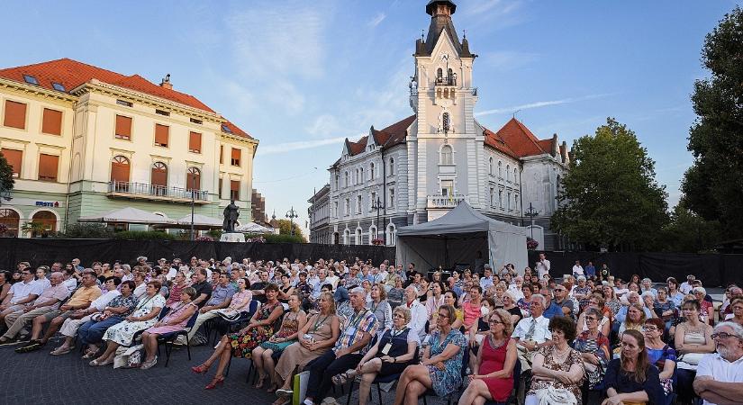 Jönnek az önvezető buszok Magyarországra, ebben a városban gurulhatnak először