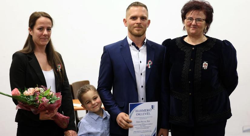 Kitüntették a szanki életmentőt: az utolsó pillanatban szabadított ki egy nőt a lángoló autóból – fotók