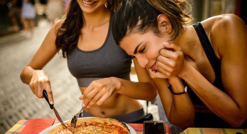 Illik elkezdeni enni az étteremben, ha a többiek még várnak?