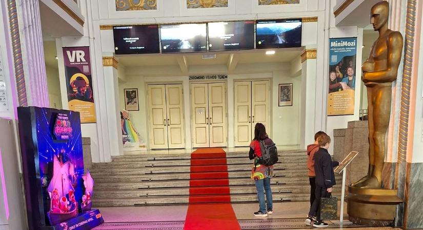 Vörös szőnyeg és óriási Oscar-szobor: Hollywood hangulata költözött a szegedi Belvárosi Moziba