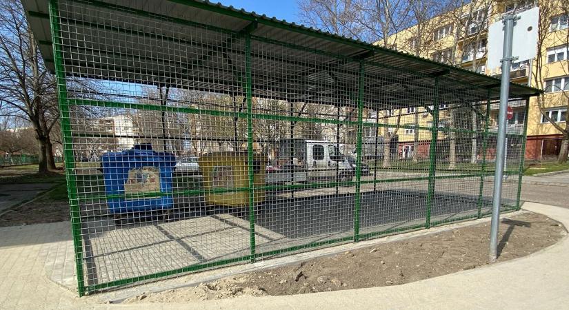 Biztonságban tudhatják a kukákat a lakótelepen élők – fotók