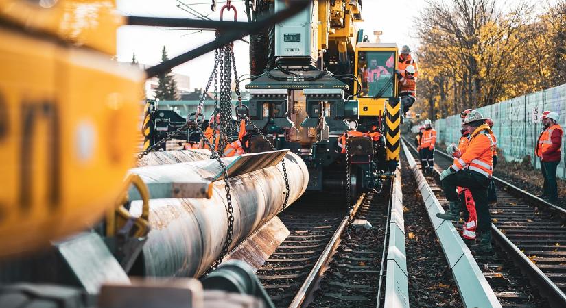 Bolojan a Kolozsvár–Nagyvárad vasútvonal építőit a határidők betartására figyelmezteti