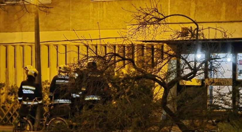 A tűzoltók mentették meg a szülőket, miután gyermekük kizárta őket a szegedi lakásuk erkélyre