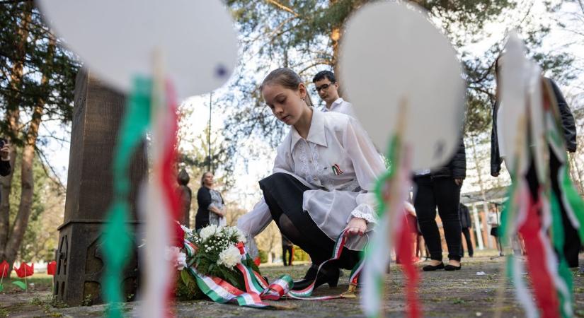 Papírkokárdák és lovashuszárok a hősök tiszteletében
