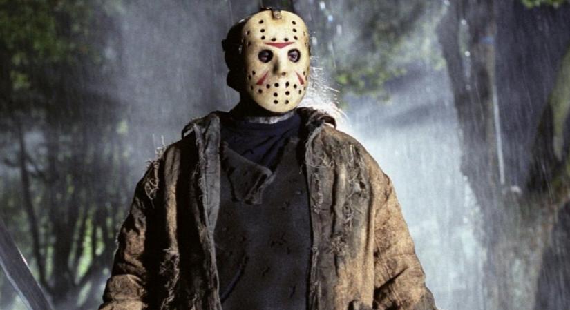 Megérkeztek az első jelenetképek a Péntek 13. előzménysorozatából, a Crystal Lake-ből, rajtuk egy véres késsel és a vészjósló tóval