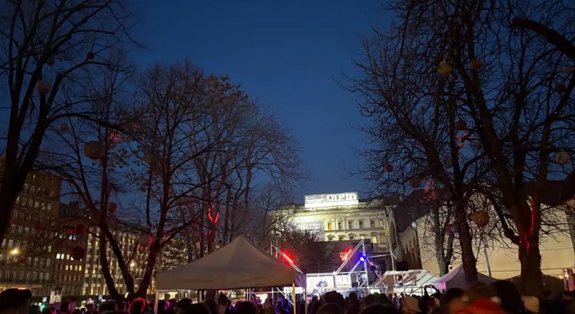 „Ez az egész a megfélemlítésről szól” – a Turbina bezárása miatt tüntettek a Városháza Parkban