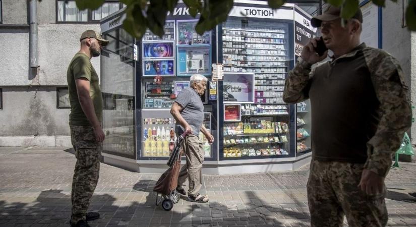 Brutális jelenet Odesszában: erőszakkal vitték el a férfit a toborzók a lakótelepről