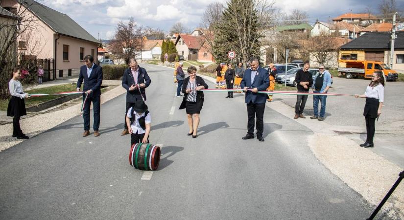 Nem mindennapi átadás Piliscséven: hordót gurítottak az új főúton fotók, videó