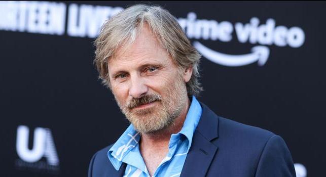 Budapesten járt A Gyűrűk Ura színésze, egy Attila-kiállítást is megnézett