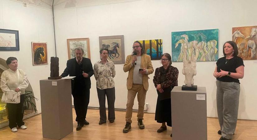 „Művészlovak” Budapesten – Megnyílt az Incitato alkotóinak kiállítása a Bartók 1 Galériában