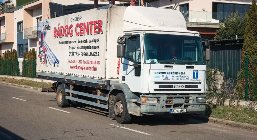 Két tragédia után: ezért nem veszi észre a teherautó-sofőr a gyalogost