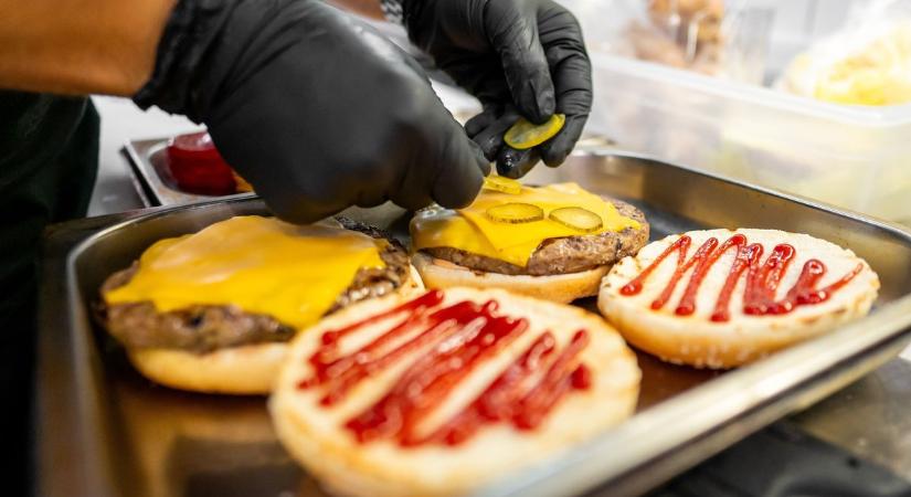 Elbúcsúzott vendégeitől a kecskeméti food truck