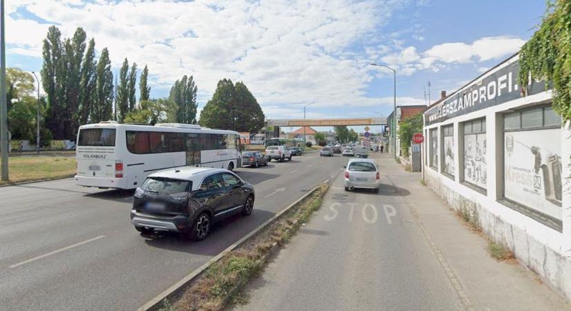 Jobbra vagy balra indexeljünk? – Egy pécsi csomópont miatt vitáznak az autósok