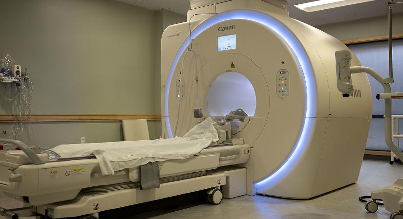 A betegek szerint CT-MR-vizsgálatok várakozási ideje megnőtt az államosítás óta, az OKFŐ hallgat