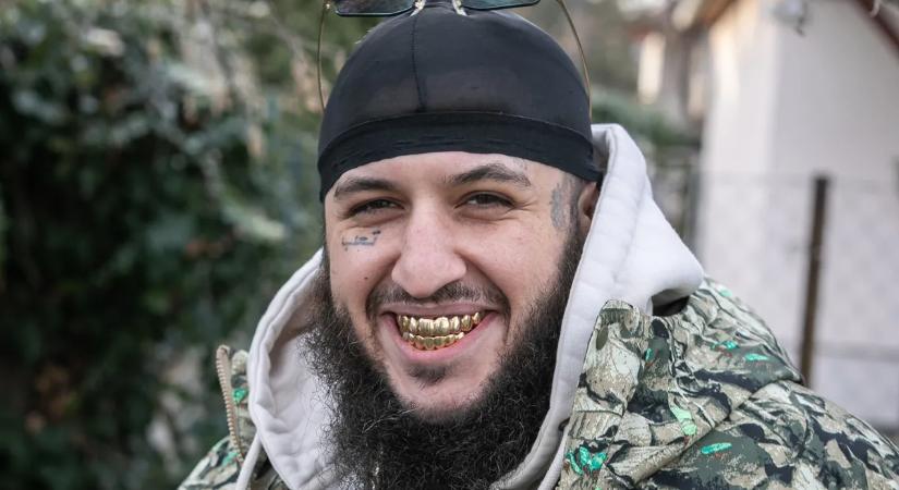 „Háromszor nyitották fel a fejemet és kétszer szúrtak kést a karomba” – Tragikus gyermekkoráról vallott Jaber, a rapper