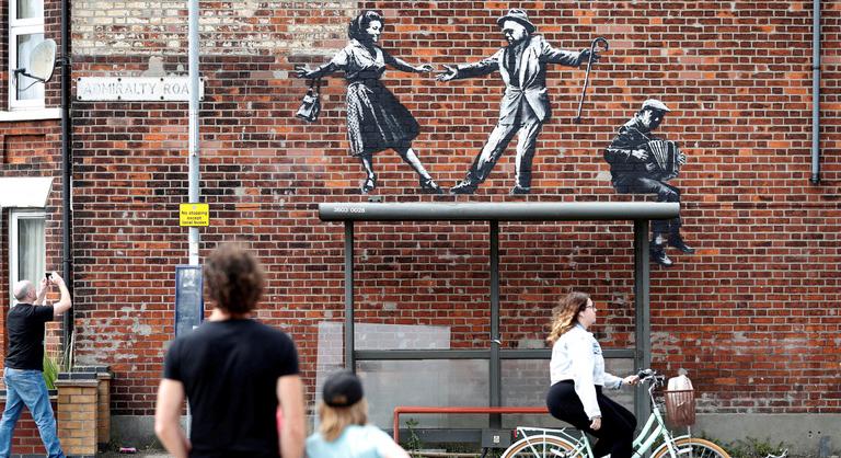Leleplezték a világ egyik legismertebb graffitiművészét, Banksyt