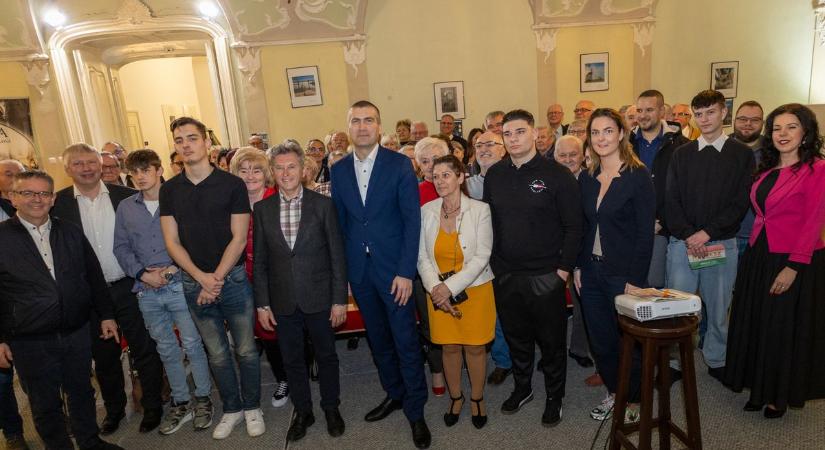 Bencsik János Tatán tárgyalt: a nemzedékek közötti szövetségről beszéltek az államtitkárral